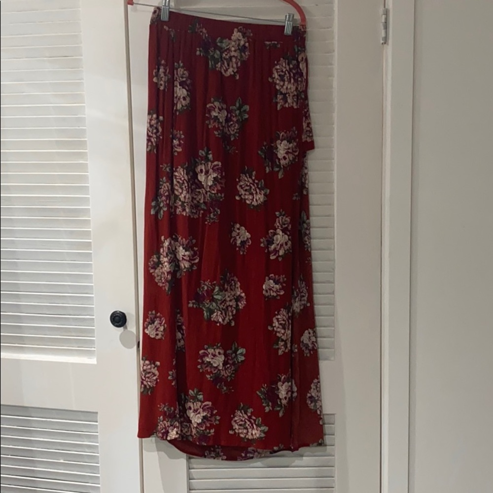 Skirt set. Long skirt w slit and off shoulder crop